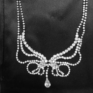 CLEAR AUSTRIAN CRYSTAL NECKLACE. GREAT WEDDING GIFT TO A BRIDE TO BE. NEW